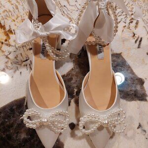 Beautiful white NIB Block Heel Satin and pearl Winflag Bridal shoes sz 39